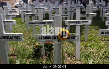 Brumadinho, Brasilien. 23. Januar 2023. Namen der Opfer des Brumadinho-Dammes brechen symbolisch auf Kreuzen auf einer Wiese. Der Damm in der Corrego do Feijao Mine in Brumadinho brach am 25. Januar 2019. Zu dieser Zeit strömte ein Schlammrutscher über die hügelige Landschaft des brasilianischen Staates Minas Gerais. Kredit: Rodney Costa/dpa/Alamy Live News Stockfoto