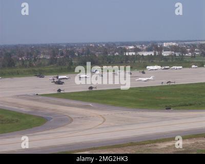 Flugzeuge - Verschiedenes - 26-HK-56-87. Mehrere Militärflugzeuge auf der Rampe. Hurrikan Katrina Stockfoto