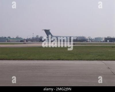 Flugzeuge - Verschiedenes - 26-HK-56-68. Militärflugzeug auf Rampe. Hurrikan Katrina Stockfoto