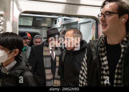 Die Passagiere kommen am 25. Januar 2023 mit dem Einführungszug am Grand Central Madison in New York an Stockfoto