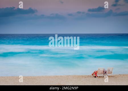 Romantisches Paar Urlaub am Strand, Blick auf das Karibische Meer in Cancun, Mexiko Stockfoto
