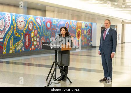 Gouverneur Hochul spricht nach seiner Ankunft am Grand Central Madison in New York mit dem Eröffnungszug am 25. Januar 2023 Stockfoto