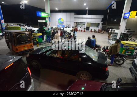 Die Leute warten einen Tag nach einem landesweiten Stromausfall, bis sie an einer Tankstelle tanken. Am Montag wurden lange Schlangen an Autos und Motorrädern an Tankstellen in den meisten Teilen von Khyber Pakhtunkhwa, einschließlich der Hauptstadt, beobachtet, nachdem die Öllieferungen von Ölvermarktungsunternehmen zurückgegangen waren. Nach der Benzinkrise gibt es lange Schlangen an den Tankstellen auf der G.T Road. Ein Großteil Pakistans blieb am Montag ohne Strom, da die Regierung als Energiesparmaßnahme nach hinten losging. Der Ausfall verbreitete Panik und warf Fragen über das ha der knappen Regierung auf Stockfoto