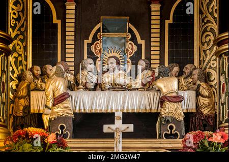 Holzschnitzerei mit Darstellung des Eucharisten auf dem Altarbild in der Elmelundkirche, Dänemark, 10. Oktober 2022 Stockfoto