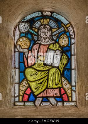Buntglas in einer Kirchenmauer mit Jesus Christus auf dem Thron, Elmelunde, Dänemark, 10. Oktober 2022 Stockfoto