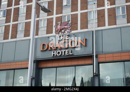 20. November 2022, Swansea, Wales, Vereinigtes Königreich. Die Fassade des Dragon Hotels. Stockfoto