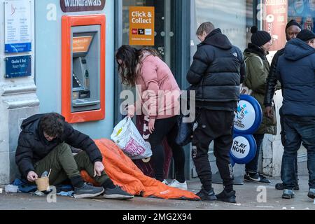 Konsumenten der Freizeitdroge Spice auf den Straßen von Sheffield Stockfoto