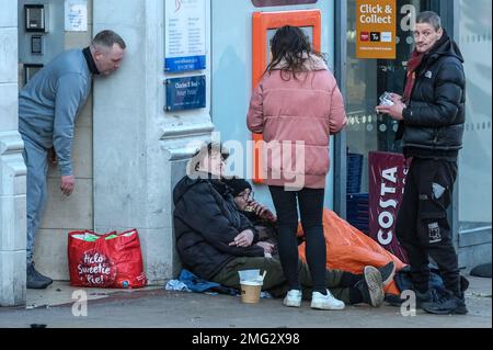 Konsumenten der Freizeitdroge Spice auf den Straßen von Sheffield Stockfoto