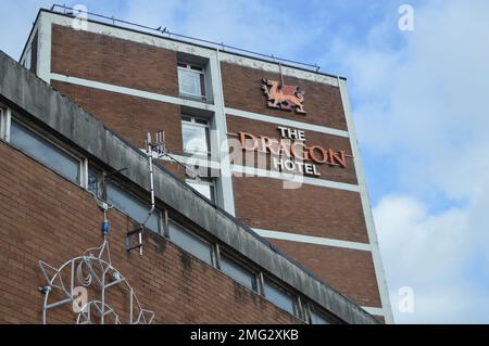 20. November 2022, Swansea, Wales, Vereinigtes Königreich. Das Dragon Hotel von außen vom Kingsway aus gesehen. Stockfoto