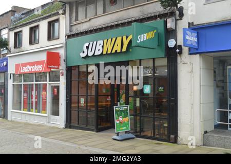 20. November 2022, Swansea, Wales, Vereinigtes Königreich. U-Bahn-Station an der Union Street neben Ladbrokes und Halifax. Stockfoto