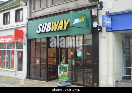 20. November 2022, Swansea, Wales, Vereinigtes Königreich. Subway Outlet neben Ladbrokes und Halifax an der Union Street. Stockfoto