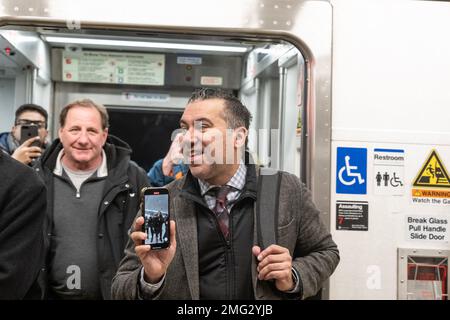 New York, USA. 25. Januar 2023. Die Passagiere kommen am 25. Januar 2023 mit dem Einführungszug am Grand Central Madison in New York an. Die Grand Central Madison Station ist mit dem Grand Central Terminal verbunden, und die Long Island Rail Road ist jetzt mit der Metro-North verbunden. Der Eröffnungszug fährt vom Bahnhof Jamaika in 21 Minuten. (Foto: Lev Radin/Sipa USA) Guthaben: SIPA USA/Alamy Live News Stockfoto