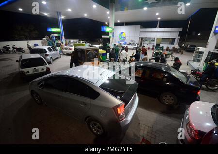 Die Leute warten einen Tag nach einem landesweiten Stromausfall, bis sie an einer Tankstelle tanken. Am Montag wurden lange Schlangen an Autos und Motorrädern an Tankstellen in den meisten Teilen von Khyber Pakhtunkhwa, einschließlich der Hauptstadt, beobachtet, nachdem die Öllieferungen von Ölvermarktungsunternehmen zurückgegangen waren. Nach der Benzinkrise gibt es lange Schlangen an den Tankstellen auf der G.T Road. Ein Großteil Pakistans blieb am Montag ohne Strom, da die Regierung als Energiesparmaßnahme nach hinten losging. Der Ausfall verbreitete Panik und warf Fragen über das ha der knappen Regierung auf Stockfoto