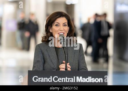 New York, USA. 25. Januar 2023. Gouverneur Hochul spricht nach seiner Ankunft am Grand Central Madison in New York mit dem Eröffnungszug am 25. Januar 2023. Die Grand Central Madison Station ist mit dem Grand Central Terminal verbunden, und die Long Island Rail Road ist jetzt mit der Metro-North verbunden. Der Eröffnungszug fährt vom Bahnhof Jamaika in 21 Minuten. (Foto: Lev Radin/Sipa USA) Guthaben: SIPA USA/Alamy Live News Stockfoto