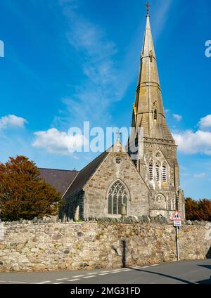 St. Twrog's Church, Llandwrog, in der Nähe von Caernarfon, Gwynedd, Nordwales. Bild wurde im April 2022 aufgenommen. Stockfoto