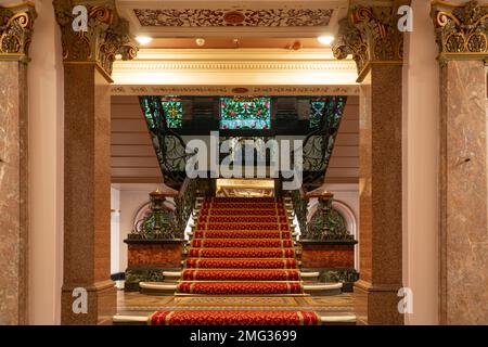 Treppe zum Birkenhead Rathaus, Hamilton Square, Birkenhead. Bild wurde im Januar 2023 aufgenommen. Stockfoto