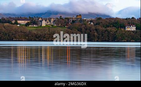 Bangor University, von Anglesey aus gesehen, auf der anderen Seite der Menai-Straße. Bild aufgenommen im Dezember 2021. Stockfoto