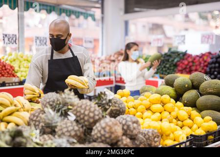 Porträt eines latino-amerikanischen Arbeiters in Maske im Supermarkt Stockfoto