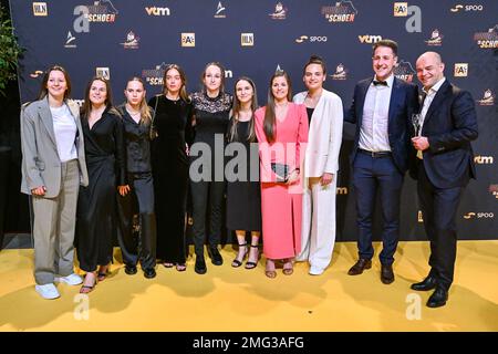 Antwerpen, Belgien. 25. Januar 2023. Spieler von OHL Hannah Eurlings, Jill Janssens, Sari Kees, Shari Van Belle, Torhüter Nicky Evrard, Cheftrainer von OHL Jimmy Coenraets, abgebildet während der 69. Herrenausgabe der Zeremonie des Goldens Shoe Award und der 7. Frauenausgabe. Der Goldene Schuh, Gouden Schoen, Soulier Dor ist eine Auszeichnung für den besten Fußballspieler der belgischen Jupiler Pro League Meisterschaft im Jahr 2022. Der Frauenpreis ist für die beste belgische Spielerin von 2022. Am Mittwoch, den 25. Januar 2023 in Antwerpen, BELGIEN FOTO SPORTPIX | Kredit: David Catry/Alamy Live News Stockfoto