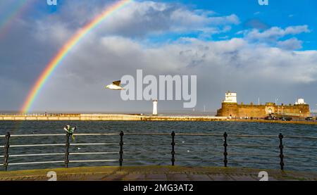 New Brighton Marine Lake, Fort Perch Rock und New Brighton Lighthouse, auf der Wirral-Seite des Flusses Mersey, an einem wunderschönen Morgen im Januar 2023. Stockfoto