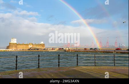 Fort Perch Rock, New Brighton Marine Lake und Seaforth Container Terminal, Liverpool in der Ferne. Bild wurde im Januar 2023 aufgenommen. Stockfoto