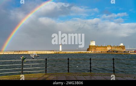 New Brighton Marine Lake, Fort Perch Rock und New Brighton Lighthouse, auf der Wirral-Seite des Flusses Mersey, an einem wunderschönen Morgen im Januar 2023. Stockfoto