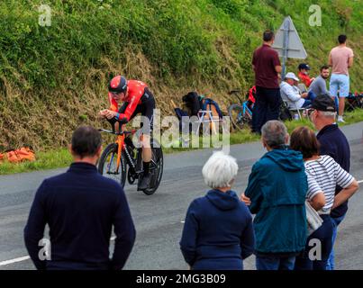 Louverne, Frankreich - 30. Juni 2021: Der slowenische Radfahrer Matej Mohoric von Team Bahrain fährt siegreich im Regen während der Bühne 5 (individuelle Zeit Stockfoto