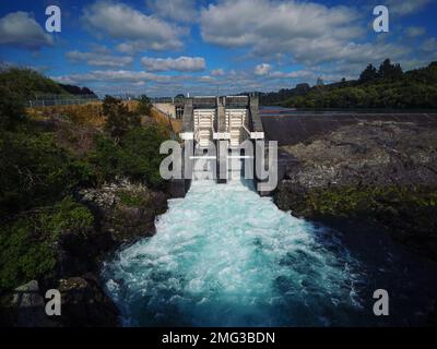 Wasser, das aus dem Wasserkraftwerk Aratiatia Dam in Waikato River Taupo North Island Neuseeland austritt Stockfoto