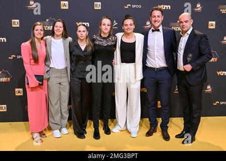 Antwerpen, Belgien. 25. Januar 2023. Spieler von OHL Shari Van Belle, Hannah Eurlings, Jill Janssens, Sari Kees, Torhüter Nicky Evrard, Cheftrainer von OHL Jimmy Coenraets, abgebildet während der 69. Herrenausgabe der Zeremonie des Goldens Shoe Award und der 7. Frauenausgabe. Der Goldene Schuh, Gouden Schoen, Soulier Dor ist eine Auszeichnung für den besten Fußballspieler der belgischen Jupiler Pro League Meisterschaft im Jahr 2022. Der Frauenpreis ist für die beste belgische Spielerin von 2022. Am Mittwoch, den 25. Januar 2023 in Antwerpen, BELGIEN FOTO SPORTPIX | Kredit: David Catry/Alamy Live News Stockfoto