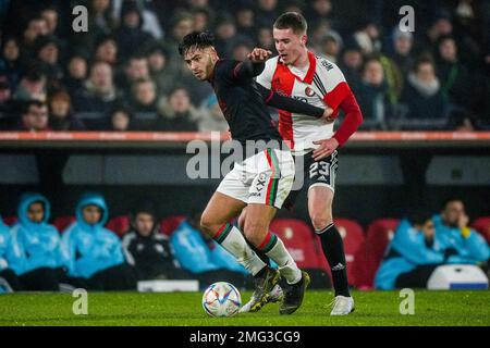 Rotterdam - Souffian El Karouani von NEC Nijmegen, Patrik Walemark von Feyenoord während des Spiels zwischen Feyenoord und NEC Nijmegen im Stadion Feijenoord De Kuip am 25. Januar 2023 in Rotterdam, Niederlande. (Box zu Box Pictures/Tom Bode) Stockfoto