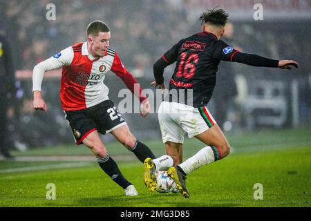 Rotterdam - Patrik Walemark von Feyenoord, Souffian El Karouani von NEC Nijmegen während des Spiels zwischen Feyenoord und NEC Nijmegen im Stadion Feijenoord De Kuip am 25. Januar 2023 in Rotterdam, Niederlande. (Box zu Box Pictures/Yannick Verhoeven) Stockfoto