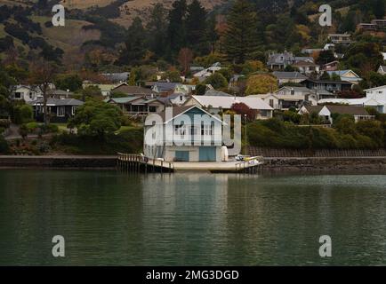 Weißes hölzernes Bootshaus am Ufer, erbaut auf Stelzen, Stadtarchitektur in der French Bay Akaroa Banks Peninsula Canterbury South Island Neuseeland Stockfoto