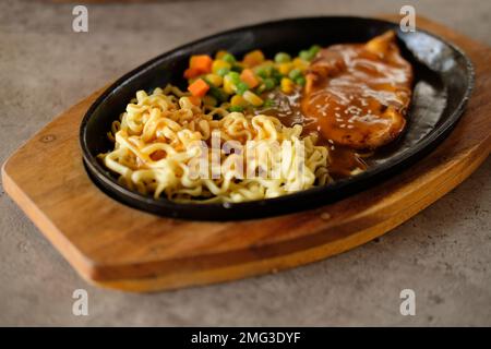 Nahaufnahme einer Schüssel Soba-Nudeln mit Rindersteak. Asiatische Küche Stockfoto