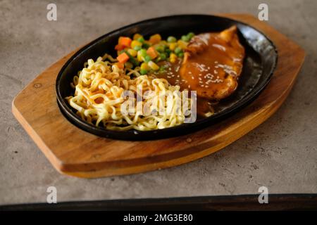 Nahaufnahme einer Schüssel Soba-Nudeln mit Rindersteak. Asiatische Küche Stockfoto