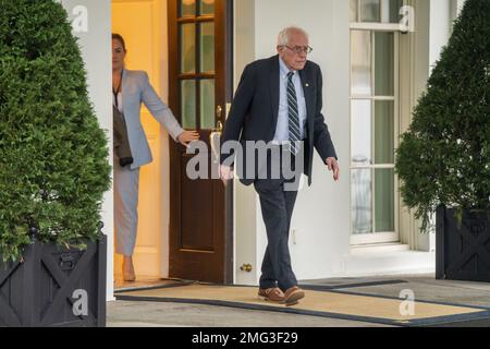 Washington, Usa. 25. Januar 2023. Der unabhängige Senator von Vermont Bernie Sanders verlässt den Westflügel nach einem Treffen mit Präsident Biden im Weißen Haus in Washington, DC am Mittwoch, den 25. Januar 2023. Foto: Shawn Thew/ Kredit: UPI/Alamy Live News Stockfoto