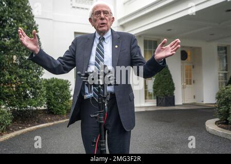 Washington, Usa. 25. Januar 2023. Der unabhängige Senator von Vermont Bernie Sanders beantwortet eine Frage aus den Medien nach einem Treffen mit Präsident Biden im Weißen Haus in Washington, DC am Mittwoch, den 25. Januar 2023. Foto: Shawn Thew/ Kredit: UPI/Alamy Live News Stockfoto