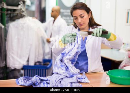 Fokussierter Trockenreiniger für Frauen, der Flecken und Flecken entfernt Stockfoto