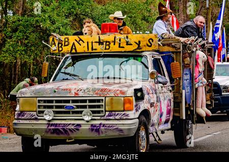 Mitglieder der Abba Shriners fahren auf einem Mardi Gras Floß während der Krewe de la Dauphine Mardi Gras Parade am 21. Januar 2023 auf Dauphin Island, Alabama. Stockfoto