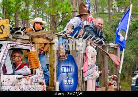 Mitglieder der Abba Shriners fahren auf einem Mardi Gras Floß während der Krewe de la Dauphine Mardi Gras Parade am 21. Januar 2023 auf Dauphin Island, Alabama. Stockfoto