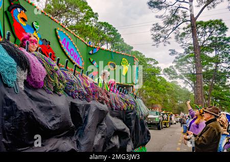 Mitglieder von Krewe de la Dauphine fahren auf einem Mardi Gras Floß während der Krewe de la Dauphine Mardi Gras Parade am 21. Januar 2023 auf Dauphin Island, Alabama. Stockfoto