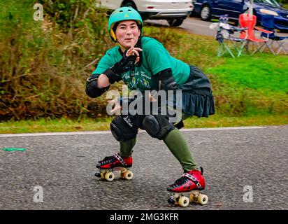 Ein Roller-Derby-Mädchen läuft auf der Krewe de la Dauphine Mardi Gras Parade am 21. Januar 2023 auf Dauphin Island, Alabama. Stockfoto