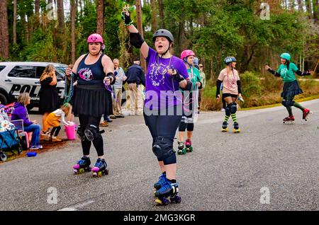 Roller-Derby-Mädchen skaten bei der Krewe de la Dauphine Mardi Gras Parade, 21. Januar 2023, auf Dauphin Island, Alabama. Stockfoto