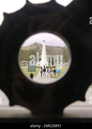 Das Astronomerdenkmal, eingerahmt von einem Bronzesymbol an den Türen des Griffith Observatoriums Stockfoto