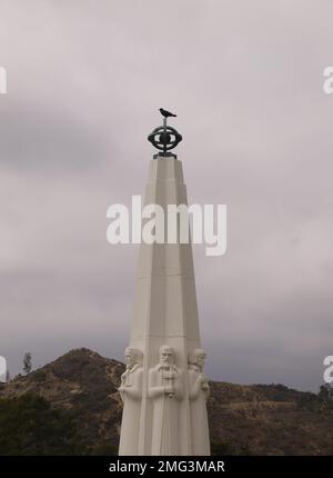 Eine Krähe steht auf der Spitze der Armillarsphäre, des Astronomerdenkmals und des Griffith Observatoriums Stockfoto