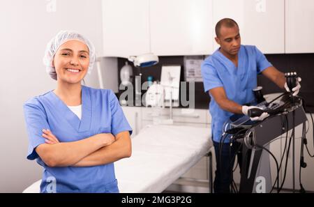 Selbstbewusste Frau Kosmetologin in der Klinik für ästhetische Medizin Stockfoto