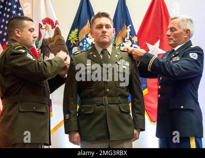 2. LT. Nicholas Henson aus Byron, Illinois, hat seinen neuen Rang von seinem Vater, Oberstleutnant Bryce Henson im Ruhestand und Sgt. 1. Klasse William Rylko. 22 Soldaten der Illinois Army National Guard und ein US-Militär Army Reserve Soldier schloss am 21. August sein Studium am 129. Regiment (Regional Training Institute) ab und erfüllte die Anforderungen an Führung und militärische Ausbildung, die als US-amerikanisches Institut in Auftrag gegeben werden sollen Armeeoffiziere. Die Offiziersanwärterschule der Illinois National Guard verwandelt in US-amerikanische Offiziere und qualifizierte Zivilisten Armeeoffiziere. Die zukünftigen Führungskräfte erfüllen mehr als Stockfoto