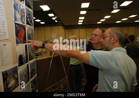 Besuch von Admiral Collins - 26-HK-3-5. Admiral Collins spricht mit Zivilisten in einem JFO-Gebäude. Hurrikan Katrina Stockfoto