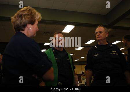 Besuch von Admiral Collins - 26-HK-3-22. Admiral Collins spricht mit dem aktiven USCG im JFO-Gebäude. Hurrikan Katrina Stockfoto