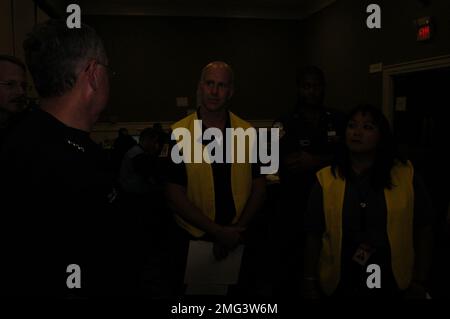 Besuch von Admiral Collins - 26-HK-3-38. Admiral Collins spricht mit dem aktiven USCG im JFO-Gebäude. Hurrikan Katrina Stockfoto