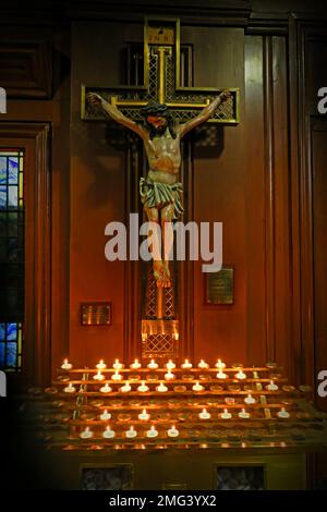 Großes Kruzifix über Kerzen, St. Mary's Pro Cathedral,88 Marlborough Place, Dublin D01 TX49 , Eire, Irland Stockfoto